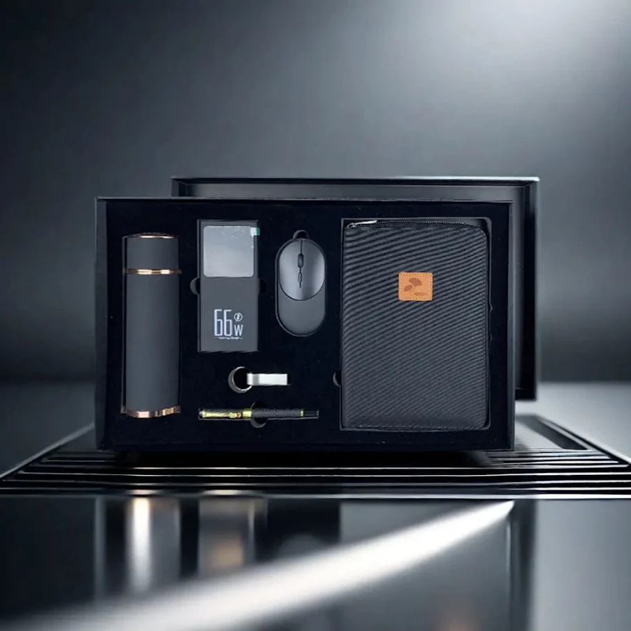 Tech gift box with flask, power bank, mouse and wallet